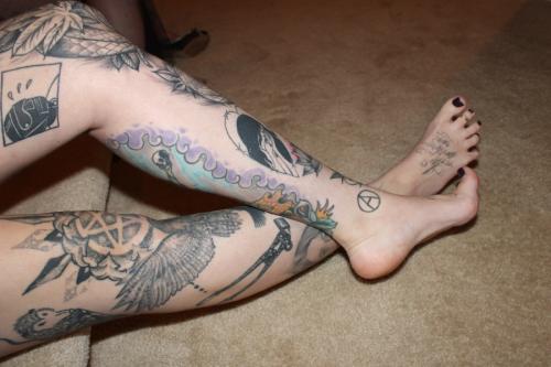 50pc_Tatted-legs-blk-spread-toed-bft-left-arch_022418_LethariaTFP3-0043